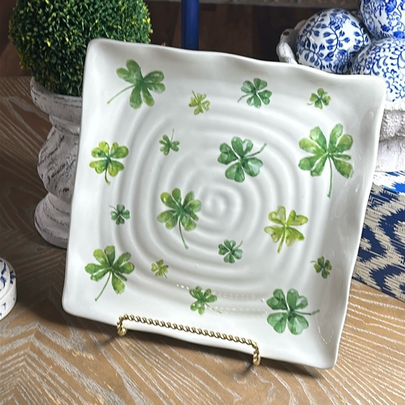 NEW! ☘️St Patrick Day Shamrock Ceramic Scallop Edge Serving Plate - Picture 4 of 8